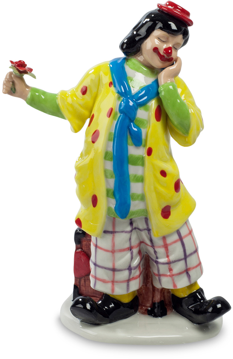 Фигурка Pavone Клоун. CMS-23/50CMS-23/50 Фигурка Pavone Клоун. CMS-23/50CMS-23/50Фигурка Клоун (Pavone) Клоуну, выступающему на цирковой арене, приходится изображать самых разных людей, пародировать других артистов и выступать в разных ролях. Вот этот клоун в данный момент играет роль влюбленного человека. И настолько хорошо играет, что даже шутовской наряд и нарисованный огромный рот не заслоняют трогательной улыбки. Видно, что человек хочет преподнести своей возлюбленной цветок в знак искренней любви, но не решается прибавить к этому хотя бы слово, отворачивается, прячет свою улыбку. Разные роли может играть клоун, но все равно в конце концов его номер и насмешит публику, и растрогает до глубины души.