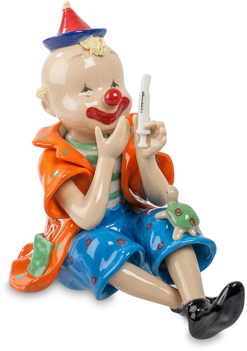 Фигурка Pavone Клоун. CMS-23/52CMS-23/52 Фигурка Pavone Клоун. CMS-23/52CMS-23/52Фигурка Клоун (Pavone) Похоже, клоун собрался сыграть роль доктора Айболита. Вот и первый пациент к нему пришел – маленькая зеленая черепашка. Клоун приготовил шприц и глубоко задумался: куда же ей делать укол? Она же костяная! Похоже, зрители смогут увидеть очередную блестящую сценку из клоунского репертуара, ведь клоун не только своим пестрым видом и нарисованной улыбкой смешит зрителей. Он – настоящий артист, многоплановый, способный на неожиданные поступки и умеющий вызвать смех зала по любому поводу, даже такому необычному, как процесс лечения черепахи.