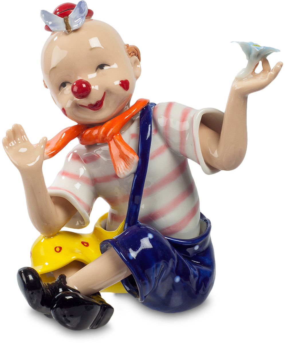 Фигурка Pavone Клоун. CMS-23/53CMS-23/53 Фигурка Pavone Клоун. CMS-23/53CMS-23/53Фигурка Клоун (Pavone) Этот забавный клоун одет под мальчишку. Легкая полосатая футболка, огромные двухцветные штаны на одной лямке, шарфик узлом на шее. На лысой голове миниатюрная шляпка, напоминающая мухомор, и бабочка, залетевшая в гости. Из образа выступает только парик, рыжие кудри которого остались лишь на затылке. Классический клоунский красный нос-нашлепка и нарисованная улыбка. Впрочем, ямочки на щеках превращают улыбку в настоящую, а цветок в руке объясняет, кого он собирается встретить. Уже ручкой машет, приветствуя свою даму сердца, может быть, случайно выбранную из публики: скоро весь цирк будет смеяться над очередной шуткой мастера жанра клоунады.