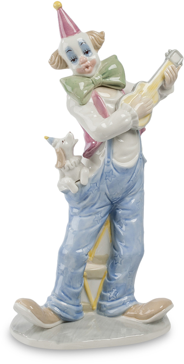 Статуэтка Pavone Клоун. CMS-23/57CMS-23/57 Статуэтка Pavone Клоун. CMS-23/57CMS-23/57Статуэтка Клоун (Pavone) Клоун выступает на арене цирка. Характерный клоунский парик, красный колпак на голове, отвисшие брюки на помочах и огромный зеленый бант на шее. Все смотрится забавным и вызывает смех. Но в руках у артиста гитара, тоже смешная, миниатюрная, но играет он на ней вполне профессионально и поет какую-то песенку, которой пытается подпевать его верная партнерша – небольшая собачонка, усевшаяся у него в кармане. Странный дуэт действительно способен насмешить, но и показывает высокую степень подготовленности артиста: ведь клоун должен все, что делает на арене, делать лучше, чем те артисты, которых он берется пародировать.