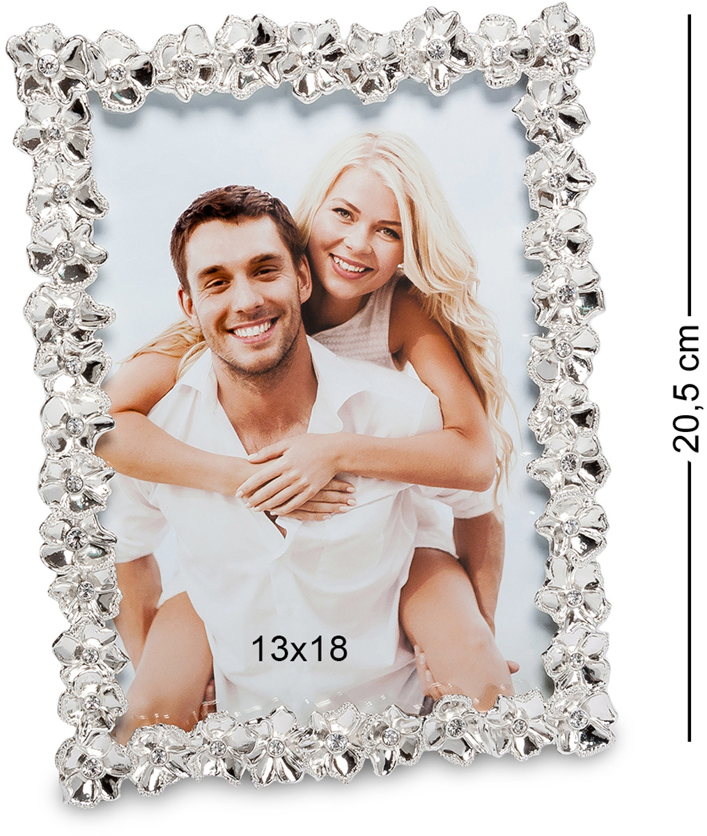 Фоторамка Bellezza Casa Цветочный вальс, фото 13х18. CHK-196CHK-196 Фоторамка Bellezza Casa Цветочный вальс, фото 13х18. CHK-196CHK-196Фоторамка для фотографий 13х18 см. Фотографии запечатлевают наиболее важные моменты в жизни, поэтому в доме должны стоять на видном месте. Фоторамка Цветочный вальс элегантно обрамит любимый снимок. Позволит еще больше любоваться приятными воспоминаниями. Флористический стиль изделия наполнит атмосферу дома романтичностью и изысканностью. Каждый выпуклый цветочек серебристого оттенка выражает роскошь и благородство. Фоторамка не только украсит, но и сохранит качество дорогих сердцу фото на долгие годы.