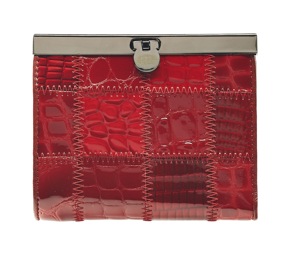 Кошелек женский Malgrado, цвет: красный. 44009A-444A Red44009A-444A Red Кошелек Сред. Malgrado Кошелек женский Malgrado, цвет: красный. 44009A-444A Red44009A-444A Red Кошелек Сред. MalgradoЖенский кошелек Malgrado выполнен из натуральной кожи высшего качества и оформлен заплатками с разной фактурой и рисунком. Внутри кошелек содержит три отделения для купюр, одно из которых на молнии, отделение для мелочи на кнопке, три наборных кармашка для кредитных карт или визиток, два кармашка из прозрачного пластика и карман для мелких бумаг и чеков. Закрывается кошелек на небольшой металлический замочек. Кошелек упакован в фирменную картонную коробку. Характеристики: Материал: натуральная кожа, текстиль, металл. Цвет: красный. Размер кошелька: 11,5 см х 9,5 см х 2,5 см. Размер упаковки: 12,5 см х 11 см х 3 см. Артикул: 44009A-444A.