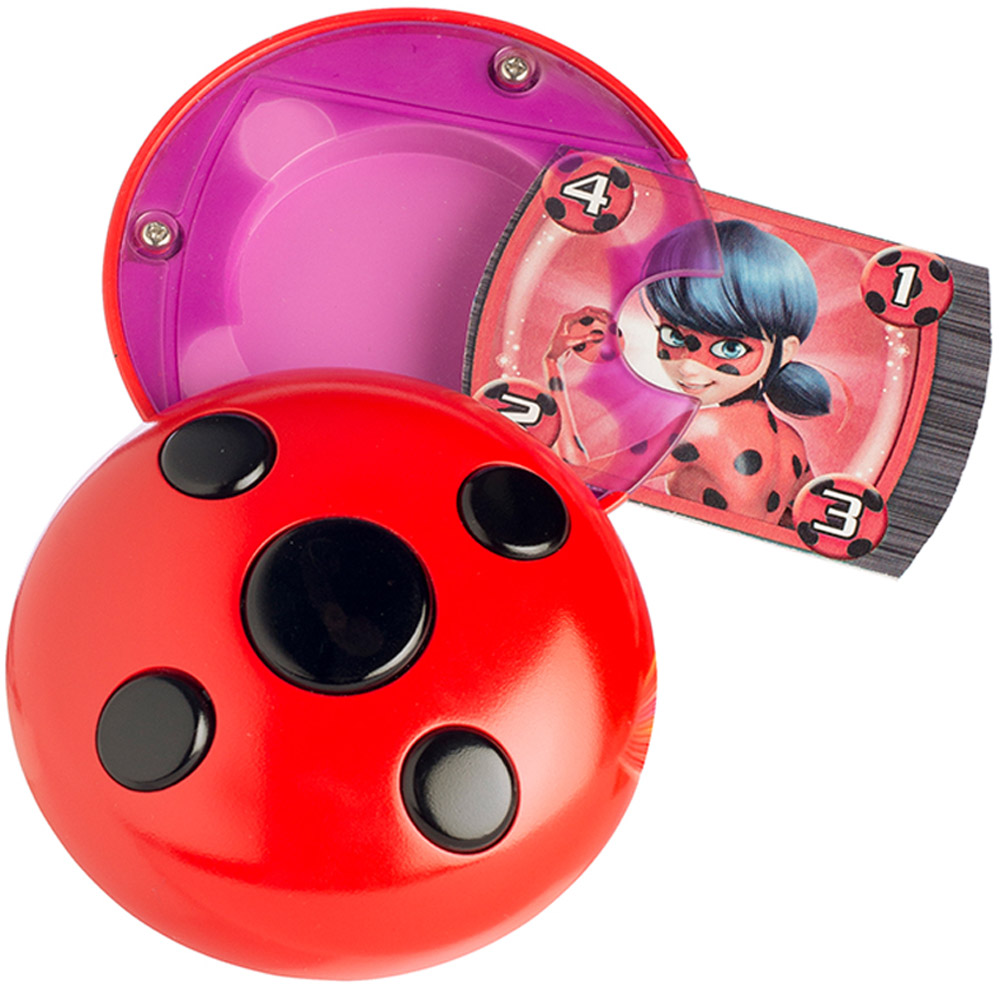 Miraculous Игровой набор Коммуникатор39790 Miraculous Игровой набор Коммуникатор39790Игровой набор Коммуникатор непременно заинтересует юную поклонницу мультсериала Леди Баг и Супер-Кот. Мультсериал рассказывает про двух парижских подростков, Маринетт Дюпен-Чен и Эдриана Агреста, которые превращаются в супергероев Леди Баг и Супер-Кота, чтобы защищать город от суперзлодеев. Со стильным коммуникатором девочка сможет перевоплотиться в любимого персонажа и почувствовать себя настоящим супергероем! Прибор круглой формы дополнен черными кнопочками. В комплект входят 9 карточек с изображением друзей и близких Леди Баг; чтобы позвонить им, нужно вставить нужную карточку в экран и нажать кнопку звонка - и тогда ребенок услышит имитацию телефонного разговора на английском языке и увидит, как начнут мигать лампочки. Для работы требуются 3 батарейки LR44 (комплектуется демонстрационными).