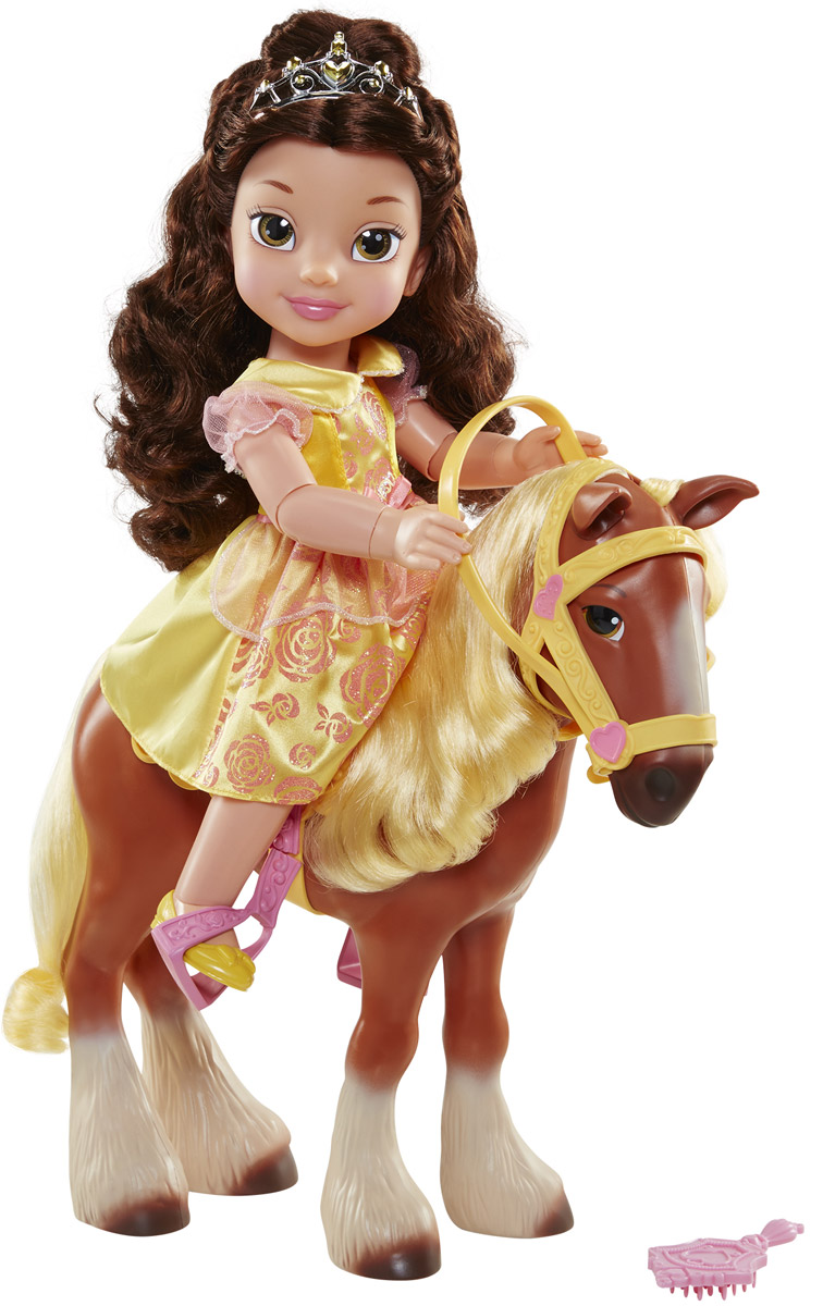 Disney Princess Игровой набор с куклой Белль и конь Филипп767000 Disney Princess Игровой набор с куклой Белль и конь Филипп767000Игровой набор Disney Princess Белль и Филипп поможет вашей маленькой принцессе окунуться в сказочный мир. Набор содержит очаровательную куколку, выполненную в виде главной героини мультфильма Красавица и чудовище и ее верного коня. Белль выполнена из качественного пластика и одета в прекрасное желтое платье с блестками. На ножках куколки - желтые туфельки. У куклы прекрасные темные локоны, которые можно заплетать. Голову украшает серебристая тиара. Сверкающее платье выглядит также как в мультфильме. Филипп - конь Бельгийской ломовой породы. Он большой, добрый и трусоватый по характеру. Но он ведет себя, как настоящая лошадь в жизни. У коня светлая грива и длинный хвост, которые можно расчесывать. У куколки несколько точек артикуляции, благодаря чему, она может удобно сидеть на коне. Ваша малышка с удовольствием будет играть с набором, придумывая различные истории.