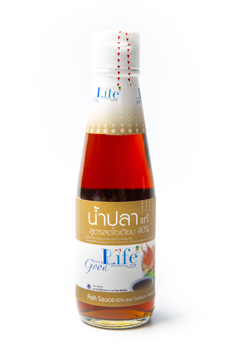 Good Life рыбный соус, 200 мл11134161 Good Life рыбный соус, 200 мл11134161Рыбный соус Нам Пла марки Good Life изготовлен из мелкой рыбы, которая была подвержена процессу ферментации в маринаде по специальной технологии, позволяющей уменьшить содержание соли на 40% по сравнению с обычным соусом. Этот эффект достигается путем замены натриевых солей на калиевые и кальциевые, что помогает снижать кровяное давление, а также помогает существенно уменьшить риск возникновения гипертонии и ишемической болезни сердца. Также в оригинальной рецептуре сахар заменен на сорбит, что позволяет рекомендовать данный продукт людям, страдающим сахарным диабетом, ожирением и гипертонией. Рыбный соус содержит большое количество полноценного белка, поставляющего организму все необходимые для жизни аминокислоты. Высококачественный продукт богат витаминами группы B, особенно B 12, пантотеновой кислотой, рибофлавином и ниацином, а также кальцием, фосфором, йодом и железом среди минералов.