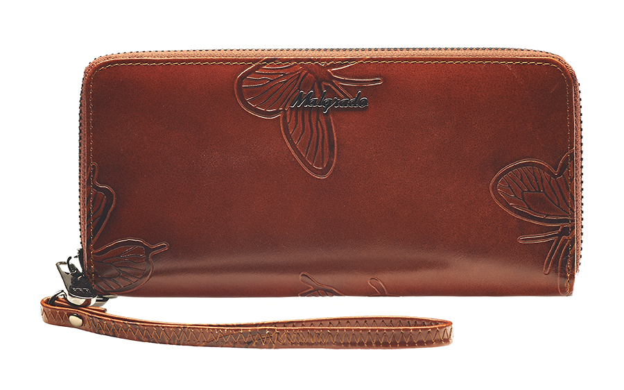 Клатч-кошелек женский Malgrado, цвет: коричневый. 73005-7002D73005-7002D Brown Клатч Malgrado Клатч-кошелек женский Malgrado, цвет: коричневый. 73005-7002D73005-7002D Brown Клатч MalgradoКлатч-кошелек Malgrado выполнен из натуральной кожи коричневого цвета высшего качества. Лицевая сторона оформлена тиснением в виде бабочек. Клатч-кошелек закрывается на застежку-молнию. Внутри - три отделения для купюр, два кармана для бумаг, карман для мелочи на застежке-молнии и восемь кармашков для дисконтных карт, визиток и кредиток. В комплекте отстегивающийся ремешок для запястья. Модель клатча-кошелька очень актуальна благодаря качеству исполнения, оригинальному дизайну и удобному размеру. Клатч-кошелек упакован в фирменную металлическую коробку. Характеристики: Материал: натуральная кожа, текстиль, металл. Цвет: коричневый. Размер клатча-кошелька: 18,5 см х 9 см х 2 см. Длина ремешка для запястья: 17 см. Размер упаковки: 23 см х 12,5 см х 4,5 см. Артикул: 73005-7002D.