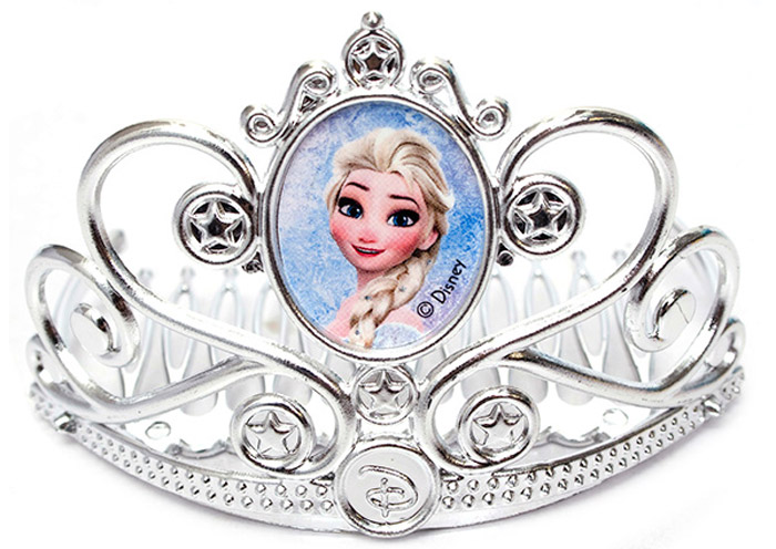 Disney Frozen Игрушечная тиара82584 Disney Frozen Игрушечная тиара82584Игрушечная тиара Disney Frozen - замечательный подарок для каждой девочки к любому празднику, особенно если она является поклонницей популярного мультфильма Холодное сердце! С такой короной ваша девочка сможет почувствовать себя настоящей королевой, поскольку украшения выполнены ледяном стиле. В центре тиары - изображение вашей любимой героини мультфильма Холодное сердце, белокурой красавицы Эльзы. Изделие закреплено гребешком, который поможет короне четко закрепиться у вас на голове. С такой короной ваш ребенок сможет затеять увлекательную сюжетно-ролевую игру, воспроизводить любимые сцены из мультфильма или придумывать собственные, уникальные истории.