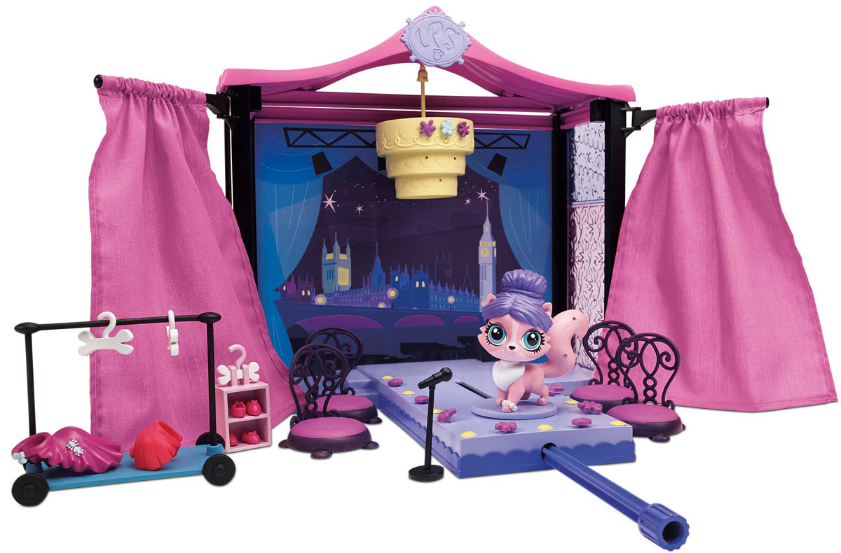Littlest Pet Shop Игровой набор Стильный подиум для показа модA7942 Littlest Pet Shop Игровой набор Стильный подиум для показа модA7942Игровой набор Littlest Pet Shop Стильный подиум для показа мод приведет в восторг вашу малышку! Теперь она сможет устроить настоящий показ мод с участием своих любимых зверюшек! Настоящий занавес отрывается перед началом показа, а зверюшки умеют передвигаться по подиуму, совсем как настоящие модели, благодаря специальному заводному устройству. В набор входят: кошечка, сцена, фон, люстра, 2 занавески, 4 стула, стойка с микрофоном, тумбочка, стойка с вешалками, вкладыш с наклейками, украшения для сцены и самой кошечки. Сцену можно устанавливать на другие конструкции (игровые наборы) из мира Littlest Pet Shop.