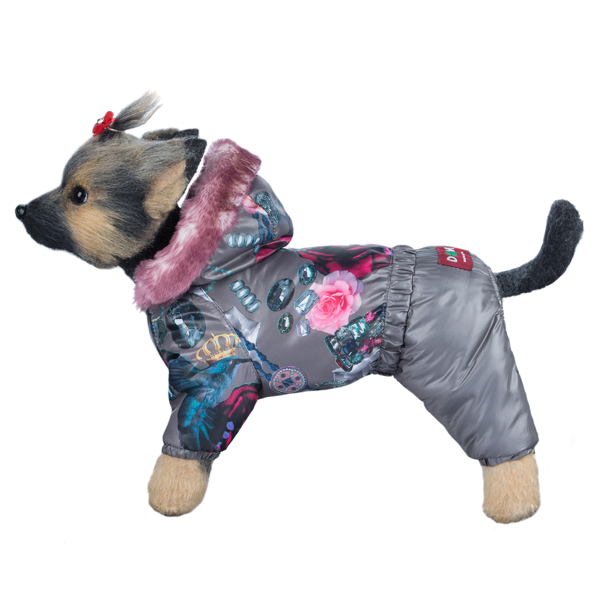 Комбинезон для собак Dogmoda Гламур, для девочки. Размер 4 (XL)DM-160296-4 Комбинезон для собак Dogmoda Гламур, для девочки. Размер 4 (XL)DM-160296-4Зимний комбинезон для собак Dogmoda Гламурr предназначен для собачек женского пола отлично подойдет для прогулок в зимнее время года. Комбинезон изготовлен из полиэстера, защищающего от ветра и снега, с утеплителем из синтепона, который сохранит тепло даже в сильные морозы, а на подкладке используется искусственный мех, который обеспечивает отличный воздухообмен. Комбинезон с капюшоном застегивается на кнопки, благодаря чему его легко надевать и снимать. Капюшон украшен искусственным мехом и не отстегивается. Низ рукавов и брючин оснащен внутренними резинками, которые мягко обхватывают лапки, не позволяя просачиваться холодному воздуху. На пояснице комбинезон затягивается на шнурок-кулиску. Благодаря такому комбинезону простуда не грозит вашему питомцу.
