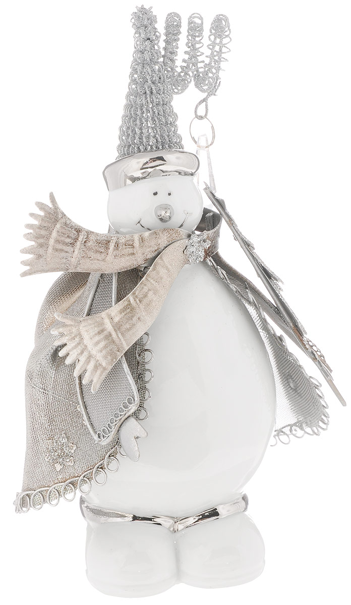 Фигурка декоративная House & Holder Снеговик, высота 21 см01104-3 Фигурка декоративная House & Holder Снеговик, высота 21 см01104-3Фигурка новогодняя House & Holder Снеговик прекрасно подойдет для праздничного декора вашего дома. Изделие выполнено из керамики и металла в виде снеговика. Такое оригинальное украшение оформит интерьер вашего дома или офиса в преддверии Нового года. Оригинальный дизайн и красочное исполнение создадут праздничное настроение. Кроме того, это отличный вариант подарка для ваших близких и друзей.