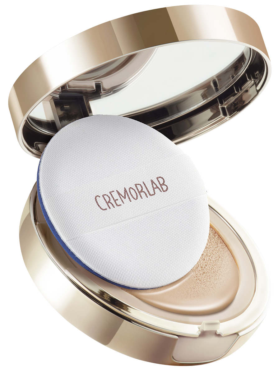Cremorlab Eau Thermale Serum Cushon 21 / Кушон - Омолаживающий тональный флюид с сывороткой из ягод женьшеня #2161775 Cremorlab Eau Thermale Serum Cushon 21 / Кушон - Омолаживающий тональный флюид с сывороткой из ягод женьшеня #2161775Легкий тональный флюид которым пропитана губка подушечка обеспечивает стойкое невесомое покрытие и обладает уникальными уходовыми и антивозрастными свойствами. Средство выравнивает тон кожи, матирует, сокращает глубину морщин и пор, снимает покраснения, избавляет от тусклого цвета лица, а также защищает кожу от негативного воздействия окружающей среды. Высокая концентрация комплекса из сыворотки из ягод женьшеня, растительных стволовых клеток, пентавитина и уникальной минеральной воды - в составе кушона - улучшает упругость кожи, глубоко и пролонгировано увлажняет, защищает от чрезмерного испарения влаги, нейтрализует действие свободных радикалов. Объёмный 3-х слойный полиуретановый спонж с антибактериальной защитой идеально распределяет средство по текстуре кожи. Защищает от воздействия UV лучей ( SPF 50+). 1 упаковка содержит: Основной кушон 15 мл.; рефил 15 мл.(сменный блок)