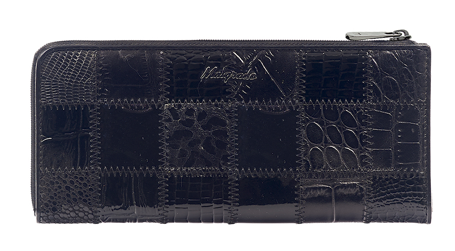 Кошелек Malgrado, цвет: черный. 76002A-239A76002A-239A Black Кошелек Malgrado, цвет: черный. 76002A-239A76002A-239A BlackСтильный и модный клатч Malgrado изготовлен из натуральной кожи черного цвета с комбинированным тиснением и застегивается на молнию. Клатч имеет два отделения для купюр, карман на молнии и два горизонтальных кармана для бумаг. Внутри также расположены двенадцать отделений для дисконтных карт, визиток и кредиток. Снаружи, на оборотной стороне расположен карман на молнии. Такая модель клатча очень актуальна в этом сезоне. Клатч упакован в коробку из плотного картона с логотипом фирмы. Характеристики: Материал: натуральная кожа, текстиль, металл. Размер клатча: 19,5 см х 10 см х 2 см. Цвет: черный. Размер упаковки: 23 см х 13 см х 4,5 см. Артикул: 76002A-239A Black.