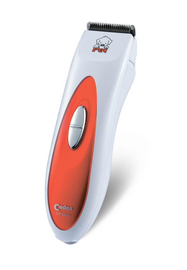 Машинка для стрижки Codos CP-5800, универсальная325008 Машинка для стрижки Codos CP-5800, универсальная325008Codos CP-5800 - универсальная водонепроницаемая машинка для стрижки роторного типа. Она работает от аккумулятора и от сети 220V. Машинка отличается от других моделей Codos тем, что ее можно мыть, корпус водонепроницаемый - можно опустить в воду на глубину до 30 см. Нож/лезвие - 0,8 мм - изготовлено из нержавеющей стали отличного качества, движущая часть лезвия - керамика. Нож съемный - легко чистится и заменяется на новый в случае необходимости. Легко справляется со стрижкой волос любой жесткости. Машинка отвечает салонным требованиям и ее можно использовать в домашних условиях. Идеально подходит для стрижки животных, удобна для стрижки ушек, лапок, мордочки. А также она легко справится с жесткими мужскими волосами, подойдет для стрижки, окантовки, подравнивания бороды и детской стрижки. В комплекте входят 2 насадки при помощи которых, можно регулировать длину стрижки, щеточка для чистки лезвий, масло, зарядное устройство,...