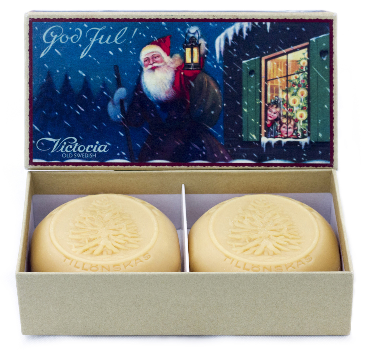 Victoria Soap Рождественское мыло Санта240000 Victoria Soap Рождественское мыло Санта240000Это уникальное мыло было создано еще в 1930 году и стало неотъемлемой частью Европейского Рождества. Винтажный образ и Новогодние мотивы перенесут Вас в страну волшебства и детского счастья, окутав ароматом корицы, имбиря, глинтвейна, апельсинов и гвоздики. Проведите Рождество и Новый Год в лучших традициях Швеции.