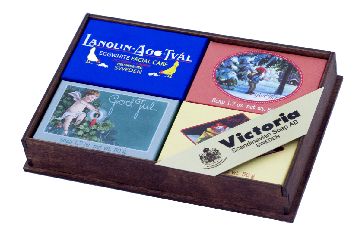 Victoria Soap Новогодний набор в открытом корфе, арт.189242189 Victoria Soap Новогодний набор в открытом корфе, арт.1892421891. Мыло-маска Lanolin-Agg-Tval из яичного белка, созданное по старинному шведскому рецепту, передающееся из поколения в поколение. Уникальное средство превосходно очищает поры от загрязнений, сохраняя ее естественную увлажненность, за счет высокого содержания в нем компонентов натурального происхождения, таких как: ланолин, растительных масел Оливы и масло Ши. А входящий в состав мыло-маски Lanolin-Agg-Tval яичный белок и розовая вода ухаживают за вашей кожей, делая цвет лица более ровным и красивым. Подходит для ежедневного использования, а также в качестве маски для более глубокого очищения 1-2 раза в неделю для всех типов кожи. 2. Мыло-открытка Счастливого Нового Года и Рождества Очаровательный дизайн коробок напомнит о беззаботном детстве и задорных играх в снежки. А на самом мыле можно найти важное послание от эльфов. Аромат мандарина, корицы и миндаля, ванили, апельсинов и гвоздики окутает Ваш дом волшебством и радостью. 3. Деревянный корф цвета ореха