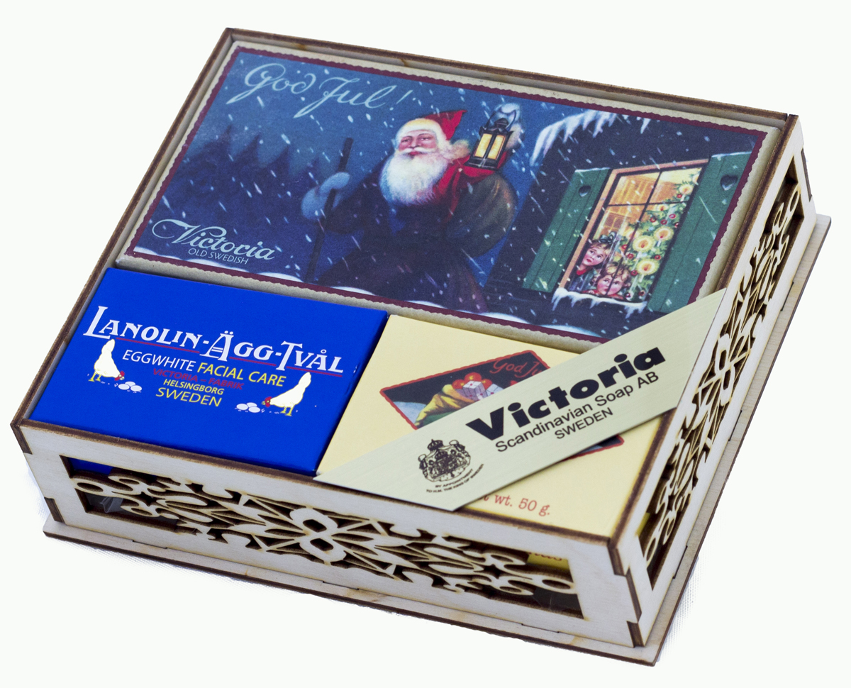 Victoria Soap Новогодний набор Санта в ажурной шкатулке, арт.172/1242172 Victoria Soap Новогодний набор Санта в ажурной шкатулке, арт.172/12421721. Рождественское мыло Санта - это уникальное мыло было создано еще в 1930 году и стало неотъемленой частью Европейсткого Рождества. Винтажный образ и Новогодние мотивы перенесут Вас в страну волшебства и детского счастья, окутав ароматом корицы, имбиря, глинтвейна, апельсинов и гвоздики. Проведите Рождество и Новый Год в лучших традициях Швеции. 2. Мыло-маска Lanolin-Agg-Tval из яичного белка, созданное по старинному шведскому рецепту, передающееся из поколения в поколение. Уникальное средство превосходно очищает поры от загрязнений, сохраняя ее естественную увлажненность, за счет высокого содержания в нем компонентов натурального происхождения, таких как: ланолин, растительных масел Оливы и масло Ши. А входящий в состав мыло-маски Lanolin-Agg-Tval яичный белок и розовая вода ухаживают за вашей кожей, делая цвет лица более ровным и красивым. Подходит для ежедневного использования, а также в качестве маски для более глубокого очищения 1-2 раза в неделю для всех типов кожи. 3....