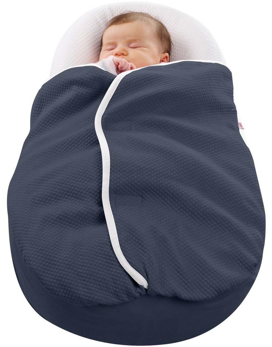 Red Castle Одеяло Quilted Cocoonacover для Cocoonababy цвет синий449136 Red Castle Одеяло Quilted Cocoonacover для Cocoonababy цвет синий449136Благодаря новому одеялу, специально разработанному для эргономичного кокона Cocoonababy, малышу всегда будет тепло и уютно. Нежный хлопок Fleur de Coton дружелюбен к коже ребенка. Форма одеяла повторяет формы кокона и застегивается на груди, маме больше не стоит беспокоиться, что кроха натянет его на лицо. Одеяло специально разработано для Cocoonababy и дает возможность укрыть\раскрыть малыша без пробуждения. Его специальная форма дает возможнось не укрывать нос и рот малыша. Одеяло используйте только при полной комплектации Cocoonababy (включающую пояс и регулятор).