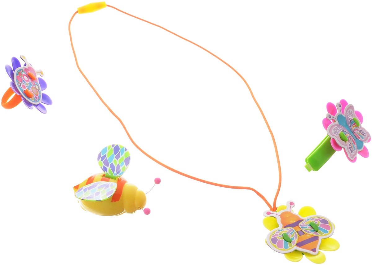 Magic Blooms Интерактивная игрушка Волшебный жучок с ожерельем кольцом и заколкой88471S Magic Blooms Интерактивная игрушка Волшебный жучок с ожерельем кольцом и заколкой88471SИнтерактивная игрушка Magic Blooms Волшебный жучок с ожерельем кольцом и заколкой непременно понравится каждой девочке. Необходимо дотронуться до антенны (в виде усиков), чтобы услышать жужжание и увидеть, как жучок машет крыльями. Пение сопровождается световыми эффектами. Вы можете создать дуэт, объединив двух Magic Blooms вместе. Волшебный жучок соединяется с Восхитительным цветком Amazing Flowers, они будут петь синхронно. В комплект входит Волшебный жучок, ожерелье, кольцо и заколка. Рекомендуется докупить 2 батарейки напряжением 1,5V типа AG13 (товар комплектуется демонстрационными).