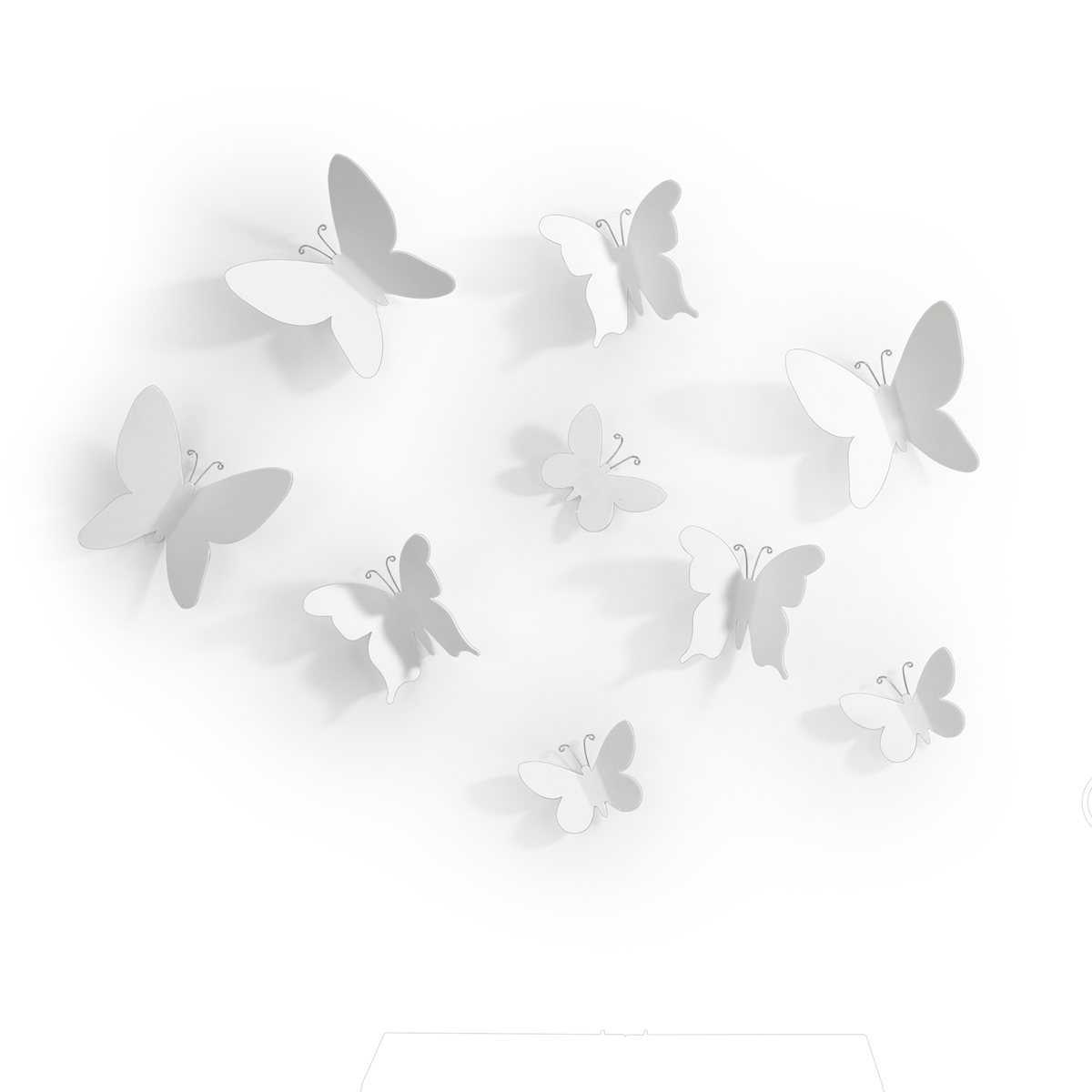 Декоративное украшение Umbra Mariposa, настенное, цвет: белый, 9 шт470130-660 Декоративное украшение Umbra Mariposa, настенное, цвет: белый, 9 шт470130-660Добавьте интерьеру весеннего настроения! Набор из 9 летящих бабочек добавит комнате легкости и превратит любую скучную стену в уникально декорированное пространство. Идеально подойдет для украшения спальни, гостиной или детской комнаты. Крепятся бабочки на специальный двусторонний скотч, который не оставляет следов на стене (идет в комплекте). Три размера: от самой маленькой бабочки 5 х 6 х 1 см до 9 х 10 х 3 см.