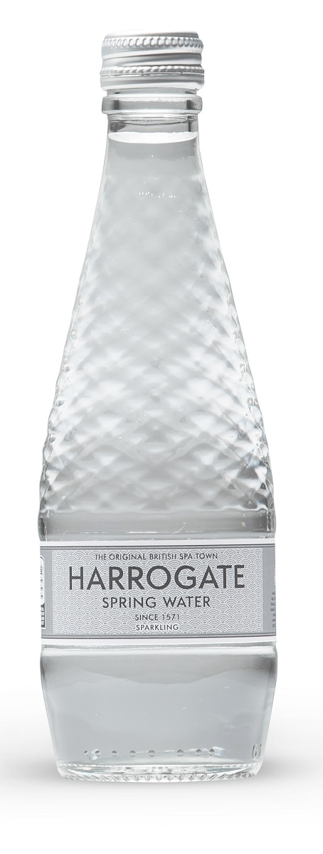 Harrogate вода минеральная газированная, 330 мл (стекло)5060042350308 Harrogate вода минеральная газированная, 330 мл (стекло)5060042350308Город Харрогейт, находящийся на юго- востоке графства Йоркшир, всегда был известен своими природными минеральными источниками. Первые упоминания о королевском источнике воды Harrogate встречаются уже в XIV веке. Дегустация и тестирование образцов воды были впервые проведены в конце XVI века Тимоти Брайтом, личным врачом королевы Великобритании Елизаветы.