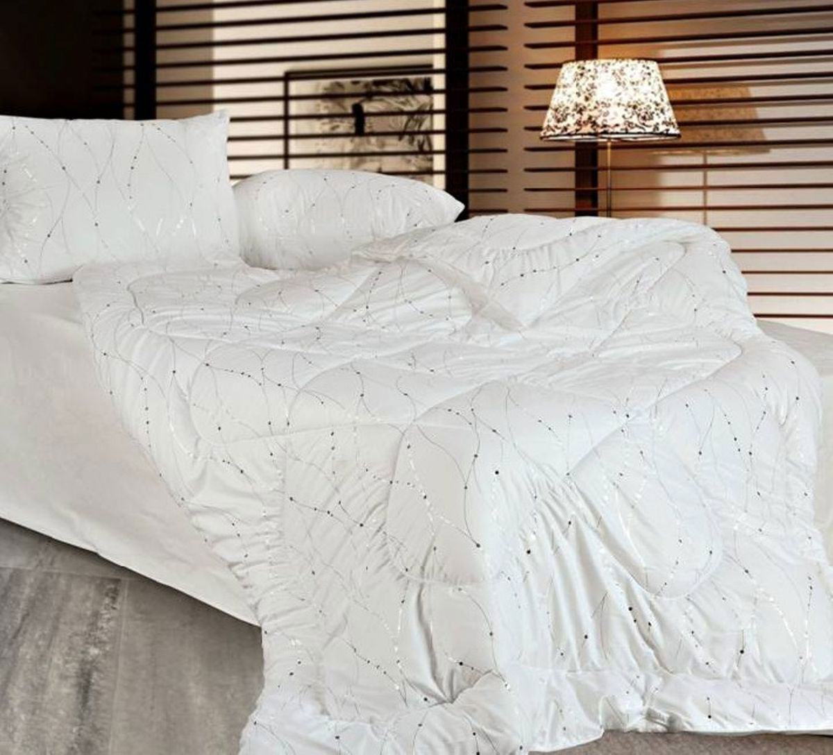 Одеяло Home & Style, наполнитель: соевое волокно, цвет: белый, 172 х 205 см182908 Одеяло Home & Style, наполнитель: соевое волокно, цвет: белый, 172 х 205 см182908Классическое одеяло с экологичным наполнителем и стильным верхом - серебро на белом фоне - простегано - значит, наполнитель внутри будет всегда распределен равномерно. Чехол одеяла Home & Style выполнен из микрофибры. Наполнитель - соевое волокно. Размер: 172 х 205 см.