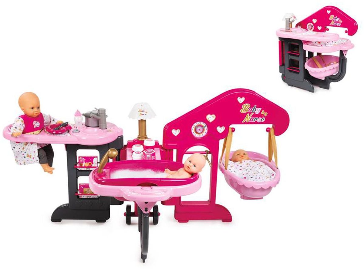 Smoby Аксессуар для кукол Набор по уходу Baby Nurse220318 Smoby Аксессуар для кукол Набор по уходу Baby Nurse220318Набор по уходу за куклой Smoby - это многофункциональный центр, который позволяет играть во множество ролевых ситуаций. Здесь можно помыть куклу, уложить ее спать, накормить и переодеть. Настольная лампа накапливает свет и светится в темноте. Центр компактно складывается и легко перемещается на колесиках. Подходит для кукол до 42 см. В комплекте: 4 коробочки, 3 баночки, бутылочка, кастрюлька, ложка, тарелка, 2 вешалки, одеяло, ванночка, люлька. Кукла в комплект не входит.