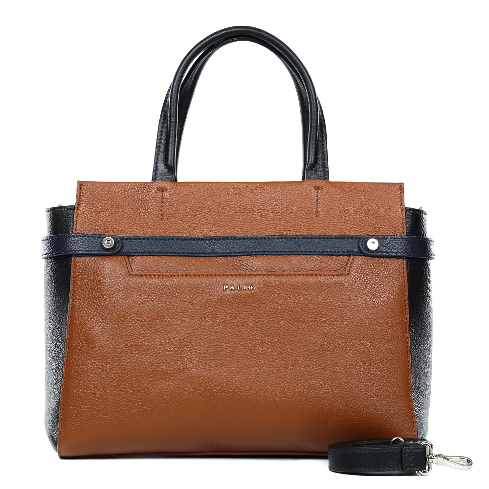 Сумка женская Palio, цвет: коричневый. 14636A1-W2-558/01814636A1-W2-558/018 l.brown/black Сумка женская Palio, цвет: коричневый. 14636A1-W2-558/01814636A1-W2-558/018 l.brown/blackКлассическая женская сумка от итальянского бренда Palio выполнена из натуральной плотной кожи, которая держит форму и имеет мягкую пористую фактуру. Дизайнерская комбинация модного ярко-рыжего оттенка и классического черного цвета придают изделию неповторимую изысканность и элегантность. Тонкие ручки, фурнитура выполненная в серебре, вместительный карман и строгий дизайн превращают сумку в изящный и стильный аксессуар, который подойдет, как для повседневных, так и для деловых образов. На тыльной части сумки дизайнеры расположили удобный карман на молнии с кожаным поводком. Сумка имеет одно внутреннее отделение, которое разделяется карманом на два глубоких отсека. Дизайнеры позаботились и об удобстве аксессуара: на внутренних боковых стенках они разместили карманы для различных женских мелочей. Изделие вмещает документы и папки формата A4.