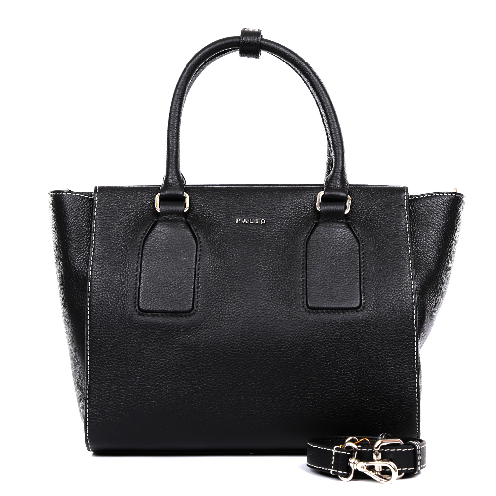 Сумка женская Palio, цвет: черный. 14892A14892A-018 black Сумка женская Palio, цвет: черный. 14892A14892A-018 blackИзысканная сумка от итальянского бренда Palio выполнена из натуральной пористой кожи, которая держит форму и имеет невероятно мягкую и приятную на ощупь фактуру. Классический черный цвет, элегантные геометрические вставки и фурнитура в серебряном цвете придадут вашему образу нотки элегантности и делового шика, а также подчеркнут неповторимый стиль. Сумка имеет одно вместительное отделение, которое разделено на два отсека карманом на молнии. Внутри сумки вы с легкостью сможете расположить свой сотовый телефон и другие женские мелочи с помощью удобных и вместительных карманов. Модель не вмещает формат A4, в комплекте имеется наплечный ремень, с помощью которого аксессуар можно носить на плече.