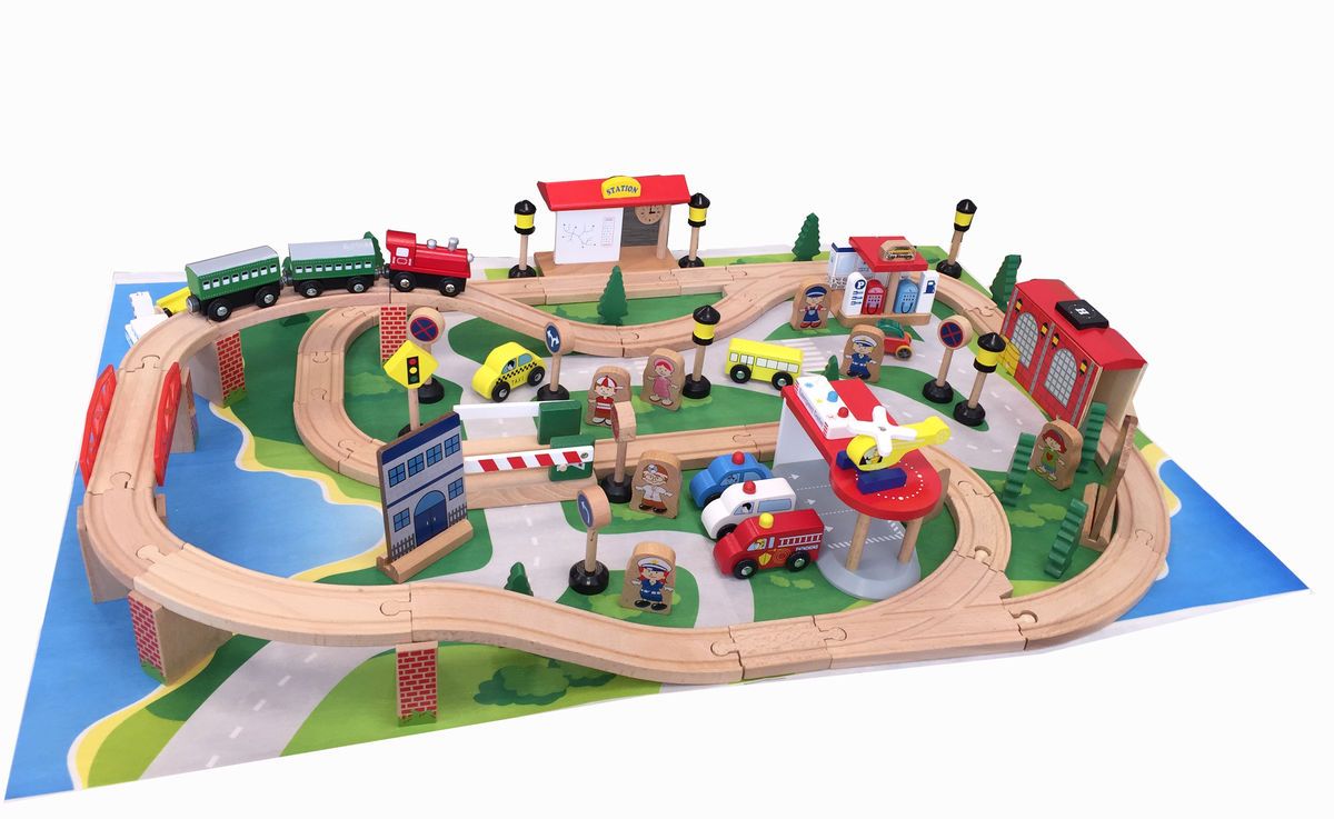 Kids4Kids Конструктор Гигантская железная дорогаHJD931030 Kids4Kids Конструктор Гигантская железная дорогаHJD931030Благодаря такому масштабному набору у ребенка будут по-настоящему безграничные возможности для игры! В состав набора входит более 80 всевозможных деталей и предметов. Четкая детализация элементов позволяет погрузиться в жизнь игрушечного города. Вертолет может бороздить над всем городом и помогать маленьким жителям. Поезд с вагончиками на магнитах сможет устроить экскурсию всем желающим. Благодаря дорожным знакам, шлагбауму и регулировщику движение всех автомобилей будет безопасным. А катер со спасательной шлюпкой всегда на страже порядка на реке и пляжах. Погрузочный кран на магнитах с механической ручкой, с его помощью ребенок может осуществлять настоящую погрузку-разгрузку в порту и доках. Отличительная особенность набора - наличие двух железнодорожных составов, грузового и пассажирского. Сюжетные конструкторы отлично развивают воображение и логику, положительно сказываются на координации движений, тренируют память и внимание.