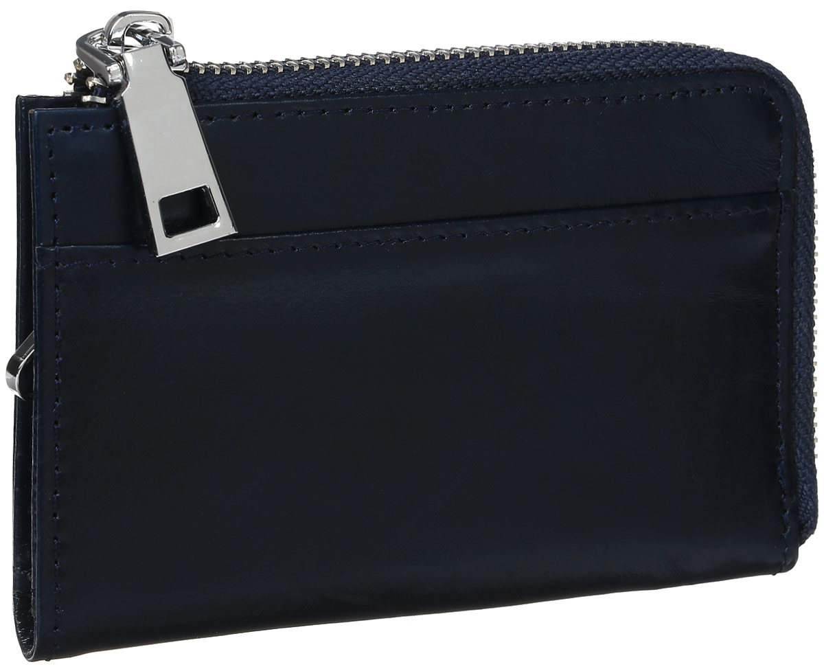 Ключница женская Cheribags, цвет: темно-синий. 04К-1003-1704К-1003-17 Ключница женская Cheribags, цвет: темно-синий. 04К-1003-1704К-1003-17Ключница Cheribags выполнена из натуральной кожи. На лицевой стороне расположен открытый накладной карман для мелких документов. Изделие закрываются на застежку-молнию. Внутри расположено отделение, которое содержит металлический блок с пятью замками-карабинами и одним заводным кольцом для фиксации ключей. Также внутри расположено два вертикальных кармана для визитных и дисконтных карт.