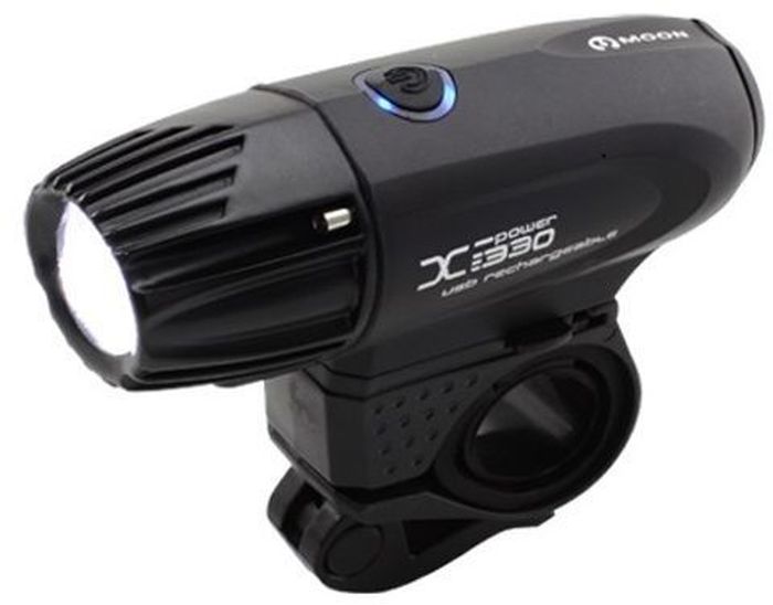 Фонарь передний Moon X-Power330, 1 диод, 5 режимовWP_X-Power330_W Фонарь передний Moon X-Power330, 1 диод, 5 режимовWP_X-Power330_WОсобенности - 1 CREE XM-L (T5) ультра яркий LED светодиод - Быстросъемная lithium ion батарея(3.7V 3300mAh) - USB зарядка - Влагозащищенный корпус с алюминиевой головкой - 5 режимов : Максимум / Высоко / Высоко / Высоко / Мигание - Быстросъемное крепление на руль (22-31.8mm) - Быстросъемное крепление на шлем - Индикатор разряда и полной зарядки аккумулятора - Функция автоматического отключения при полной зарядке - Оптические линзы - Размер:105 x 35 x 37mm