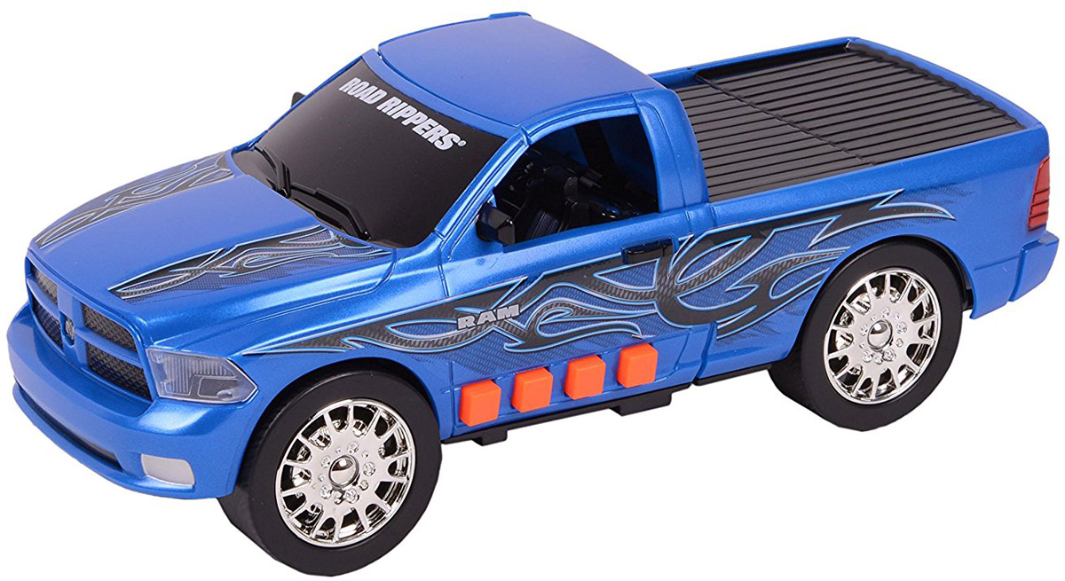 Road Rippers Машинка Ram 150033460TS_Ram синий Road Rippers Машинка Ram 150033460TS_Ram синийЯркая машинка Road Rippers Ram 1500 со звуковыми и световыми эффектами, несомненно, понравится вашему ребенку и не позволит ему скучать. Игрушка выполнена в виде яркого пикапа, который трансформируется в кабриолет. С левого бока игрушки имеется несколько функциональных кнопок. При нажатии на первую кнопку, машинка резко едет вперед. Вторая кнопка запускает функцию трансформации. Все действия происходят под оригинальные звуковые эффекты. При нажатии на другие кнопки, воспроизводятся звуки двигателя, автомобильной сигнализации и играет музыка, фары начинают светиться яркими огоньками. Ваш ребенок часами будет играть с машинкой, придумывая различные истории и устраивая стремительные гонки. Порадуйте его таким замечательным подарком! Рекомендуется докупить 3 батарейки напряжением 1,5V типа AА (товар комплектуется демонстрационными).