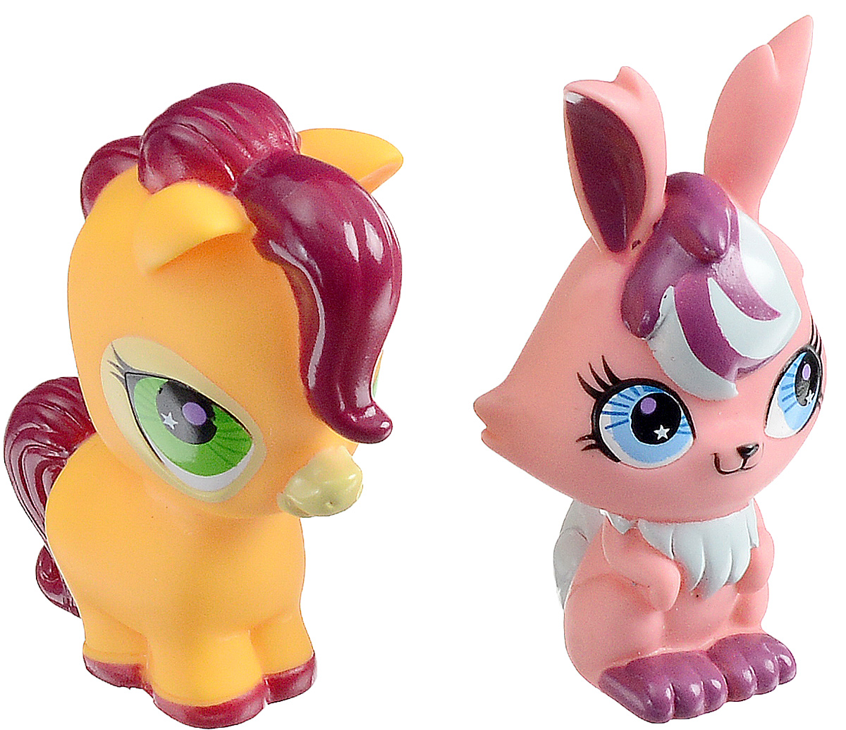 Играем вместе Набор игрушек для ванной Littlest Pet Shop Зайчик и лошадка167R-PVC Играем вместе Набор игрушек для ванной Littlest Pet Shop Зайчик и лошадка167R-PVCС набором игрушек для ванной Играем вместе Littlest Pet Shop принимать водные процедуры станет еще веселее и приятнее. В набор входят две игрушки в виде персонажей мультфильма Маленький зоомагазин. Игрушки могут брызгать водой и забавно пищать. Зайчик и лошадка доставят ребенку большое удовольствие и помогут преодолеть страх перед купанием. Игрушки для ванной способствуют развитию воображения, цветового восприятия, тактильных ощущений и мелкой моторики рук.