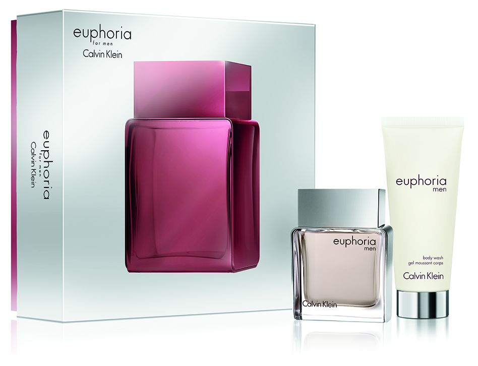 Calvin Klein Euphoria Men Подарочный набор мужской: Туалетная вода, 50 мл + Гель для душа, 100 мл65000697000 Calvin Klein Euphoria Men Подарочный набор мужской: Туалетная вода, 50 мл + Гель для душа, 100 мл65000697000Calvin Klein Euphoria Men - В аромате идеально соединены энергичные пряные ноты имбиря, перца, черного базилика и шалфея и мягкие древесные ноты кедра, пачули, бразильского красного дерева и твердой амбры. Основные ноты: семена красного перца, замша, пачули, острый имбирный аккорд, черный базилик, кедровый лист, полынь, кожа, красное дерево, амбра. Характеристика: дерзкий, пьянящий, страстный, чувственный, энергичный свежий, провокационный, экзотический. Предназначен для дневного и вечернего использования.