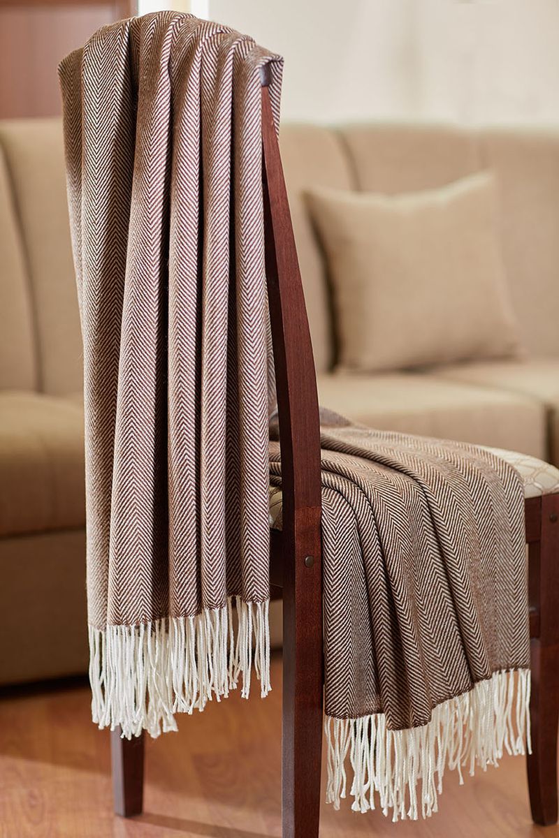 Плед Primavelle Woolen, цвет: коричневый, 130 х 190 см4690400073603 Плед Primavelle Woolen, цвет: коричневый, 130 х 190 см4690400073603Плед Woolen с акрилом и виргинской шерстью - истинное сокровище. Плед согреет Вас холодными зимними вечерами. Порадуйте себя и своих близких прикосновениями к шедевру. Классический дизайн пледа прекрасно впишется в любой интерьер. Удобный каминный плед.