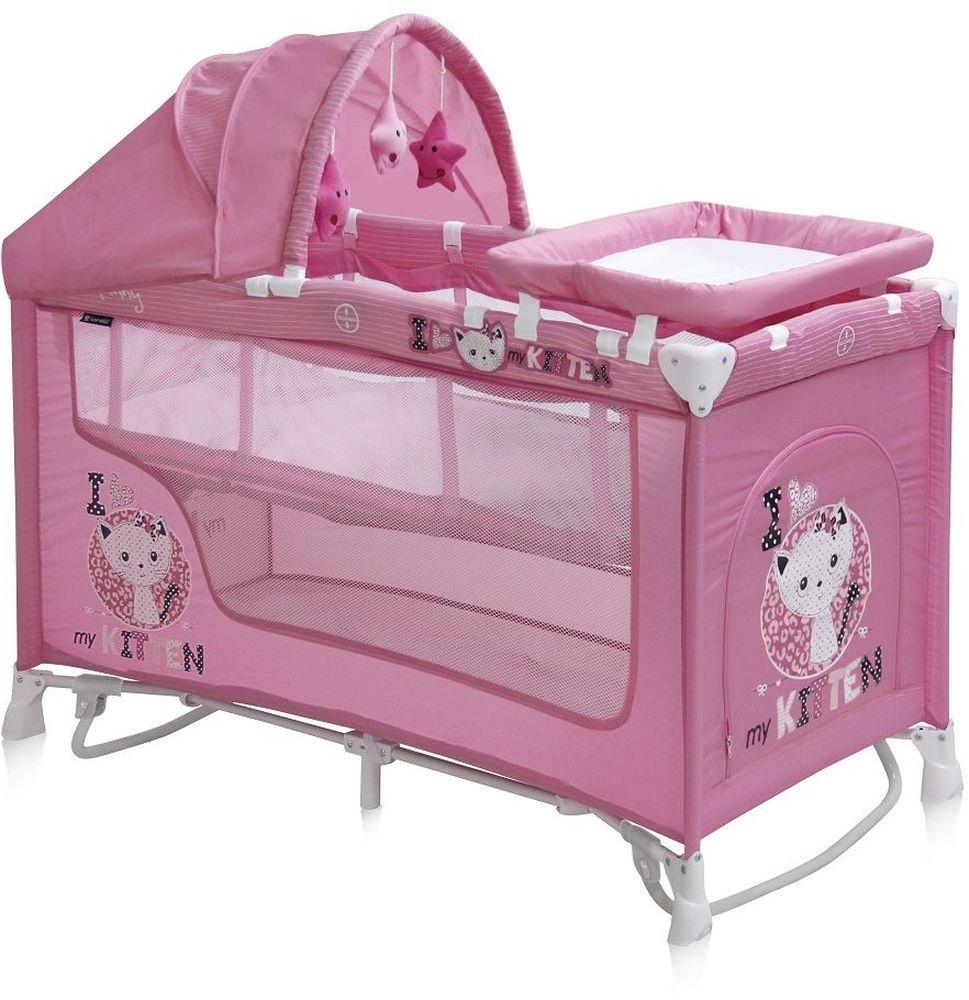 Lorelli Манеж-кроватка Nanny 2 Plus Rocker цвет розовый3800151956839 Lorelli Манеж-кроватка Nanny 2 Plus Rocker цвет розовый3800151956839Детский манеж-кроватка от болгарского бренда Bertoni Nanny 2 Plus Rocker – это гарантированный комфорт вашего малыша! Продукция компании сертифицирована и отвечает самым высоким стандартам качества и безопасности эксплуатации, одобрена нормами ЕС. Манеж-кроватка уместен не только в доме, но и на улице. Особенности: Продукция изготовлена из высококачественных, экологичных материалов с антибактериальным покрытием Манеж имеет функцию качания. Дно в Bertoni Nanny 2 имеет 2 уровня: одно для игр, второе для сна Дно жесткое, что гарантирует правильную поддержку спинки ребенка во время сна Bertoni Nanny 2 имеет центральную ножку, которая гарантирует не только дополнительную устойчивость, но и не дает прогибаться дну В сложенном виде конструкция занимает мало места, легко переносится в сумки, которая идет в комплекте. Процесс складывания предельно прост Bertoni Nanny 2 снабжена пеленатором, который устанавливается на борта манежа и еще есть защитный капюшон с дугой и игрушками Боковины...