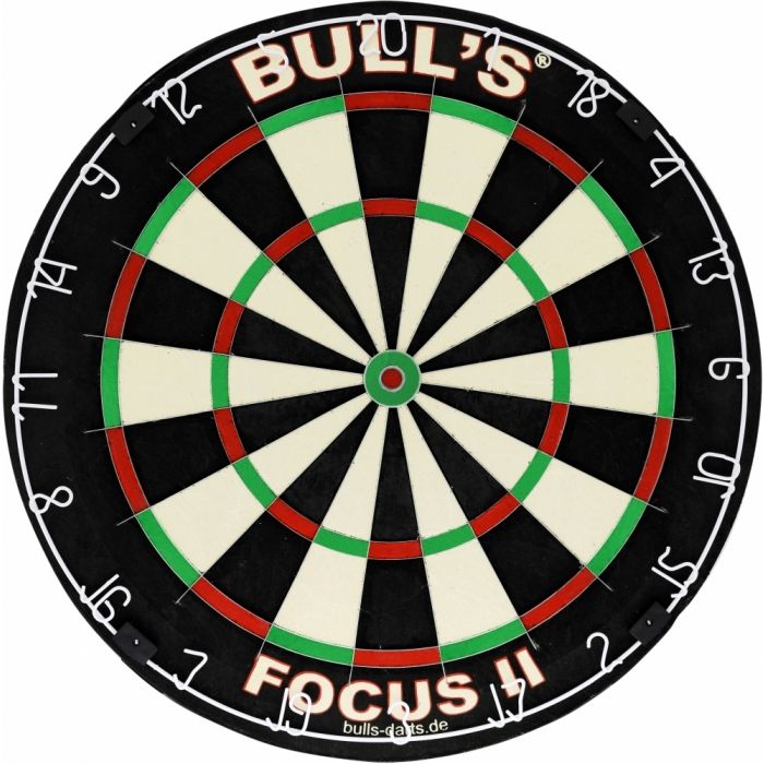 Мишень дартс Bulls Focus II Bristle Board. 6800668006 Мишень дартс Bulls Focus II Bristle Board. 6800668006Классическая профессиональная турнирная мишень. Свободная от крепежных скобок конструкция - тонкие разделительные пластины врезаны в поверхность мишени. Увеличенное секторное поле, особенно в зонах Удвоения, Утроения и Булла (центра мишени). Изготовлена из высококачественного сизаля. В комплекте - специальные крепежные элементы для подвешивания к стене.