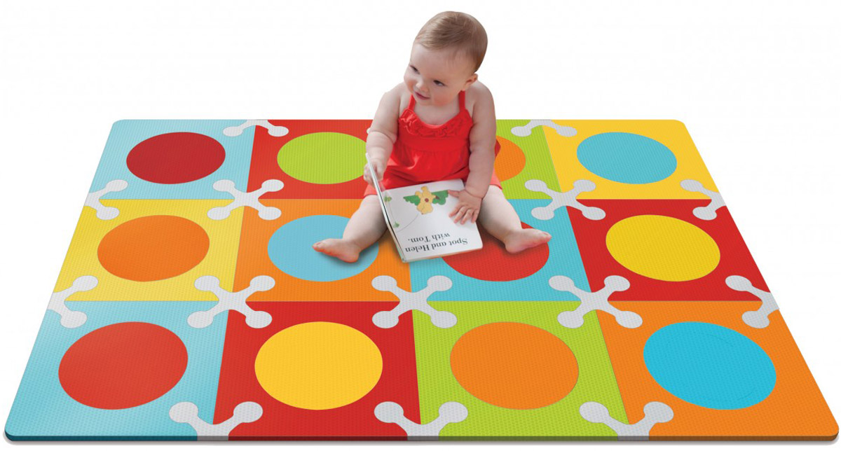 Skip Hop Напольный коврик-пазлSH 245024 Skip Hop Напольный коврик-пазлSH 245024Коврик Skip Hop - это мягкий напольный коврик-пазл, предназначенный для создания безопасной и комфортной игровой зоны малыша и развития его творческих способностей. Пазл складывается из разноцветных фигурных плиток. Переставлять плитки и сочетать цвета можно каждый раз по новому. Игры с ковриком-мозаикой способствуют развитию у малышей мелкой моторики рук, тактильных ощущений, фантазии, способности анализировать и сопоставлять детали, знакомят их понятиями формы, размера и цвета предмета. С помощью стимулирующих расцветок, различных вариантов сочетания цветов коврик навсегда преобразит игровое пространство малыша, создавая яркую, безопасную и комфортную поверхность для игр. Коврик-мозаика выполнен из экологически безопасного материала, обладающего большой плотностью. Это обеспечивает комфорт и удобство в использовании в виде напольного покрытия в детской и ванной комнате, в спортивном зале.