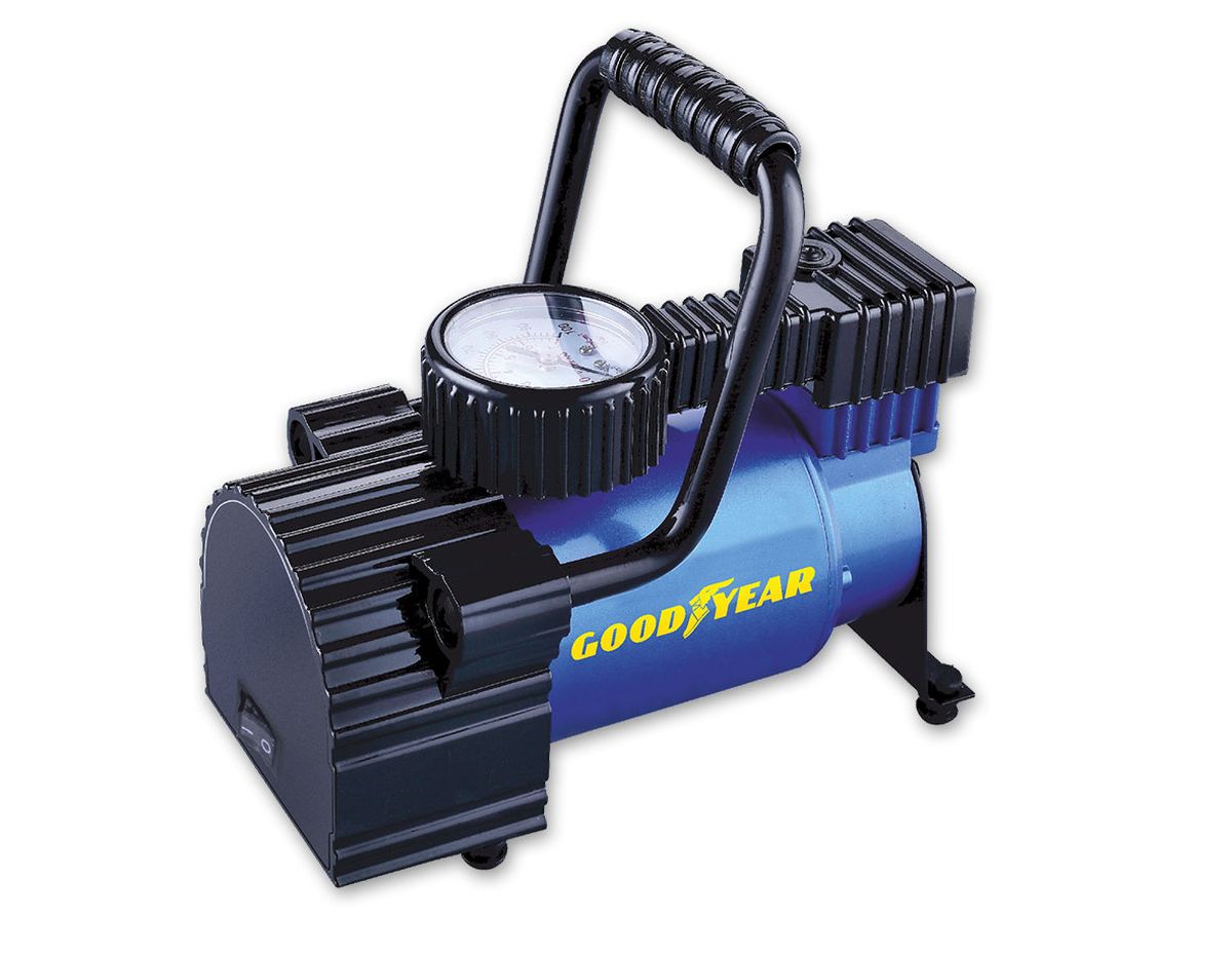 Компрессор воздушный Goodyear GY-30L, 30 л/минGY000101 Компрессор воздушный Goodyear GY-30L, 30 л/минGY000101Классический поршневой компрессор со стандартной производительностью для накачивания автомобильных шин , колес, велосипедов, мячей и матрацев. Эргономичная конструкция с разборной ручкой, а так же матерчатой сумкой в комплекте, позволяет спрятать компрессор в любую нишу автомобиля. • Не требует обслуживания • Накачивает колесо R-16 за 5 минут • Высокоточный манометр • Сумка и набор переходников в комплекте • Флажковый предохранитель в капсуле на контактном проводе • Расширенная гарантия (3 года) • Оригинальный лицензированный продукт