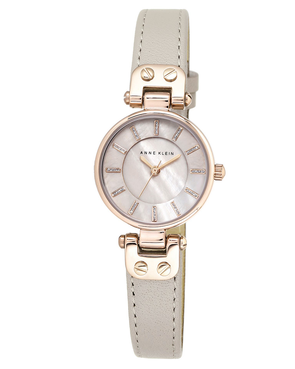 Наручные часы женские Anne Klein, цвет: серый, золотистый. 1950 RGTP1950 RGTP Наручные часы женские Anne Klein, цвет: серый, золотистый. 1950 RGTP1950 RGTPКорпус: металл, PVD покрытие розового цвета, 26 мм, стекло: минеральное, циферблат перламутровый, браслет: кожаный ремешок серого цвета, механизм: кварцевый, водозащита: 3 АТМ