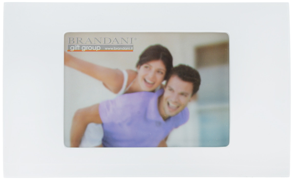 Фоторамка Brandani, цвет: белый, 13 х 18 см56154 Фоторамка Brandani, цвет: белый, 13 х 18 см56154Фоторамка Brandani выполненная из пластика, имеет оригинальный выпуклый дизайн. Оборотная сторона рамки оснащена специальной ножкой, благодаря которой ее можно поставить на стол или любое другое место в доме или офисе. Также изделие оснащено креплениями для подвешивания на стену. Такая фоторамка поможет вам оригинально и стильно дополнить интерьер помещения, а также позволит сохранить память о дорогих вам людях и интересных событиях вашей жизни. Размер фоторамки: 28,3 х 17,5 см. Подходит для фотографий размером: 13 х 18 см.