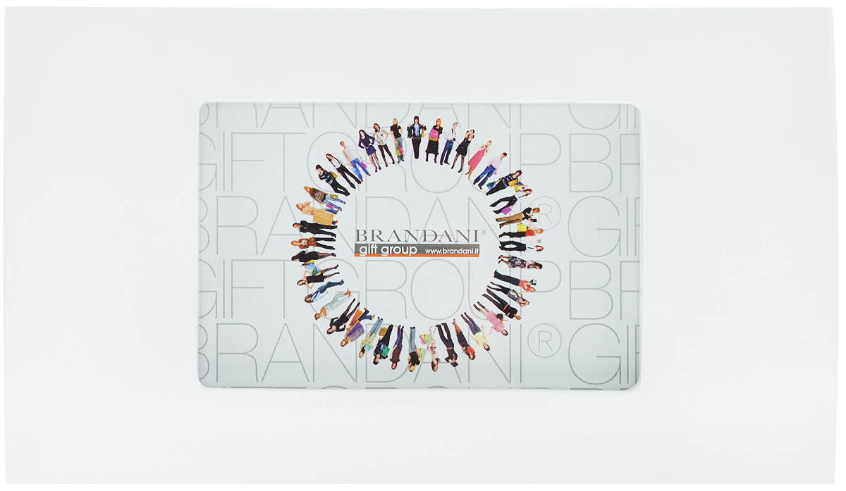 Фоторамка Brandani, цвет: белый, 9 х 13 см56153 Фоторамка Brandani, цвет: белый, 9 х 13 см56153Фоторамка Brandani выполненная из пластика, имеет оригинальный выпуклый дизайн. Оборотная сторона рамки оснащена специальной ножкой, благодаря которой ее можно поставить на стол или любое другое место в доме или офисе. Также изделие оснащено креплениями для подвешивания на стену. Такая фоторамка поможет вам оригинально и стильно дополнить интерьер помещения, а также позволит сохранить память о дорогих вам людях и интересных событиях вашей жизни. Размер фоторамки: 26 х 15 см. Подходит для фотографий размером: 9 х 13 см.