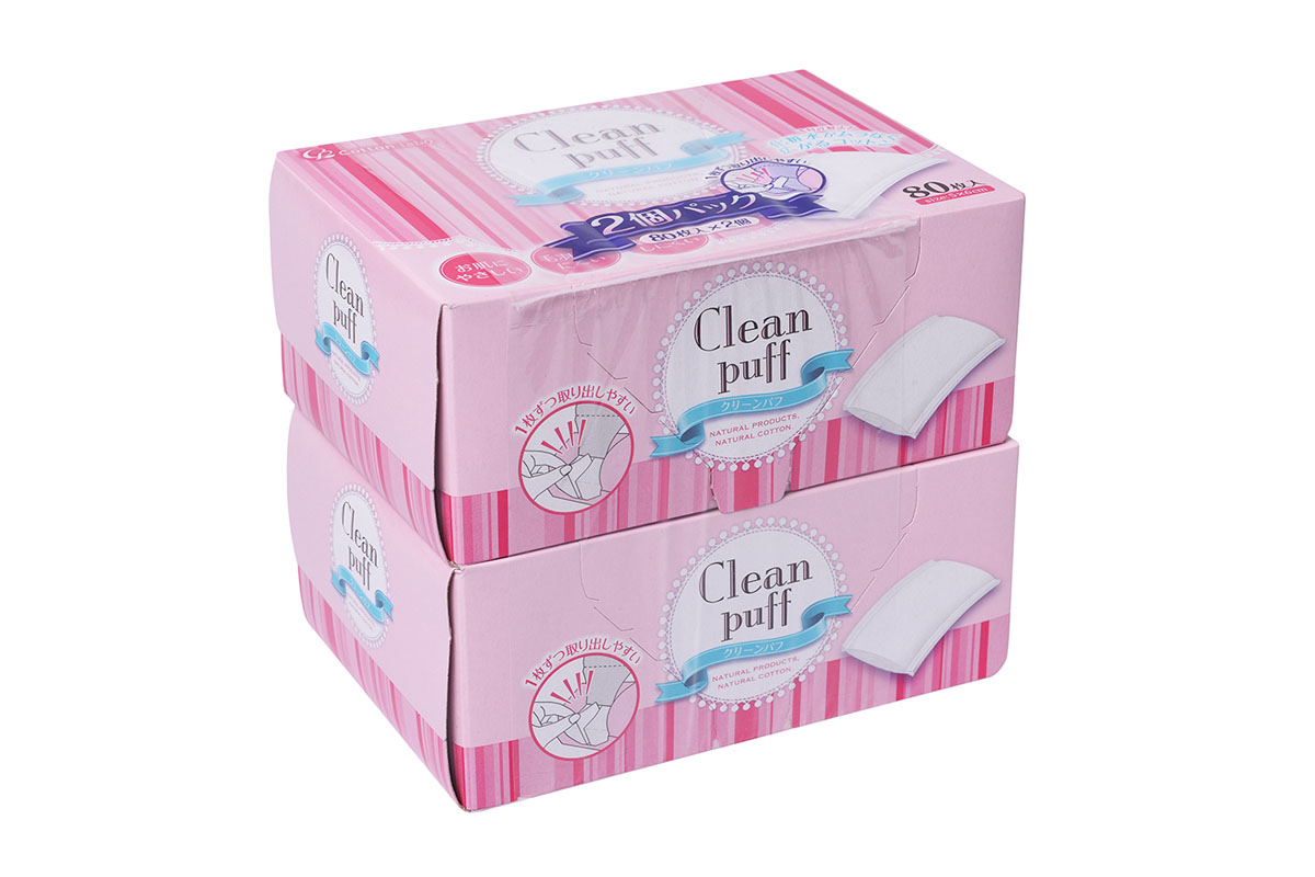 Marusan Косметические ватные подушечки Selena Clean Puff, 2х80 шт30116mr Marusan Косметические ватные подушечки Selena Clean Puff, 2х80 шт30116mrВатные подушечки предназначены для удаления макияжа, снятия лака с ногтей, а также для удобного нанесения косметических средств. Хлопковая поверхность подушечек обработана водоструйным способом, что делает ее необычайно мягкой, гладкой и шелковистой. Благодаря такой обработке, подушечка не деформируется и не оставляет ворсинок на коже. Натуральное волокна внутри каждой подушечки содержит чистое хлопковое масло. Это позволяет Вам лучше распределять и меньше расходовать косметическое средство при нанесении на кожу. Внимание: Пользуясь подушечками, закрывайте крышку упаковки во избежание попадания пыли внутрь, храните в чистом сухом месте. Используйте только по назначению. Информация о товаре: Сырье: хлопок. Размер: 5х6 см. Кол-во: 80 шт/уп.