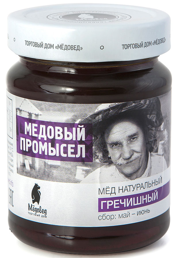 Медовед Медовый промысел мед пчелиный натуральный гречишный, 350 г4602009354939 Медовед Медовый промысел мед пчелиный натуральный гречишный, 350 г4602009354939Выгодными отличиями гречишного меда Медовед от других сортов являются насыщенный, терпкий, горьковатый вкус и благородный тёмный оттенок. Особый состав этого продукта обеспечивает его быструю кристаллизацию, благодаря которой консистенция становится тягучей, карамельной. Мед очень аппетитно выглядит, имеет яркий приятный аромат. Несомненным достоинством гречишного мёда является его повышенная биологическая активность. Он буквально обжигает язык, потому что обладает антибактериальными свойствами. Этот продукт широко используется для лечения простуды, гриппа и для укрепления иммунной системы.