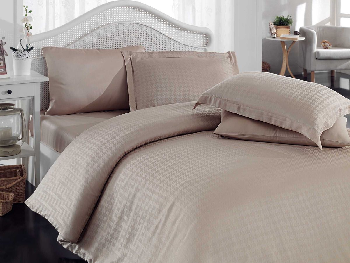Комплект белья Hobby Home Collection Diamond Houndstooth, евро, наволочки 70x70, цвет: бежевый000050BO00102 Комплект белья Hobby Home Collection Diamond Houndstooth, евро, наволочки 70x70, цвет: бежевый000050BO00102Комплект белья Hobby Home Collection состоит из простыни, пододеяльника и 4 наволочек. Белье выполнено из бамбуковой пряжи - мягкого и легкого материала с приятным блеском. Хорошо пропускает влагу. По тонкости и белизне бамбук напоминает классическую вискозу, а также обладает высокой прочностью. К тому же в противовес другим натуральным тканям, он практически не меняется и не электризуется. Даже после пятидесяти стирок, ткань остается антибактериальной. Постельное белье из такой ткани идеально подходит для аллергиков и детей, поскольку не вызывает аллергии. Есть еще одно свойство бамбука - он полезен для кожи благодаря содержащимся в бамбуке аминокислотам.