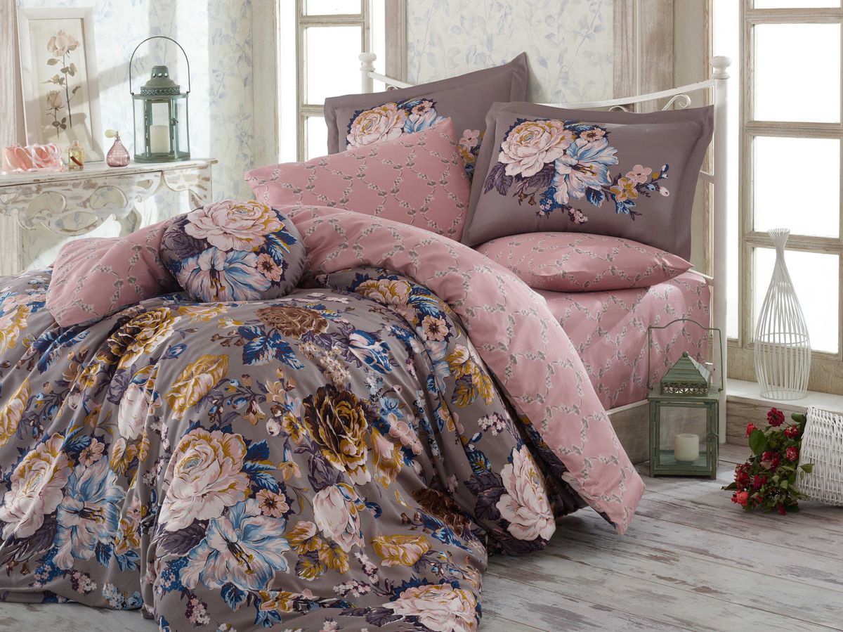 Комплект белья Hobby Home Collection Rosanna, евро, наволочки 50x70, 70x70, цвет: серый000125SN00602 Комплект белья Hobby Home Collection Rosanna, евро, наволочки 50x70, 70x70, цвет: серый000125SN00602Комплект постельного белья Hobby Home Collection изготовлен из высококачественного сатина (100% натурального хлопка путем сложного переплетения нескольких видов нитей). Ткань отличается хорошей способностью пропускать воздух и прекрасно впитывать влагу, благодаря чему подойдет людям, которые не переносят синтетическую ткань и прочие материалы, смешанные с синтетикой. Белье практически не мнется. Достоинства сатина: - он невероятно приятен на ощупь — гладкий, мягкий, нежный и необычайно плотный; - внешне, своим легким блеском, он напоминает дорогостоящий шелк, но по цене значительно ниже; - несмотря на мягкость, сатин прочен и долговечен благодаря особому переплетению нитей (по долговечности сатину нет равных); - ткань из натуральных хлопковых нитей обеспечивает абсолютную гигиеничность и гипоаллергенность; - применение современных технологий при нанесении принта гарантирует высокую цветоустойчивость и возможность создавать разнообразный дизайн....