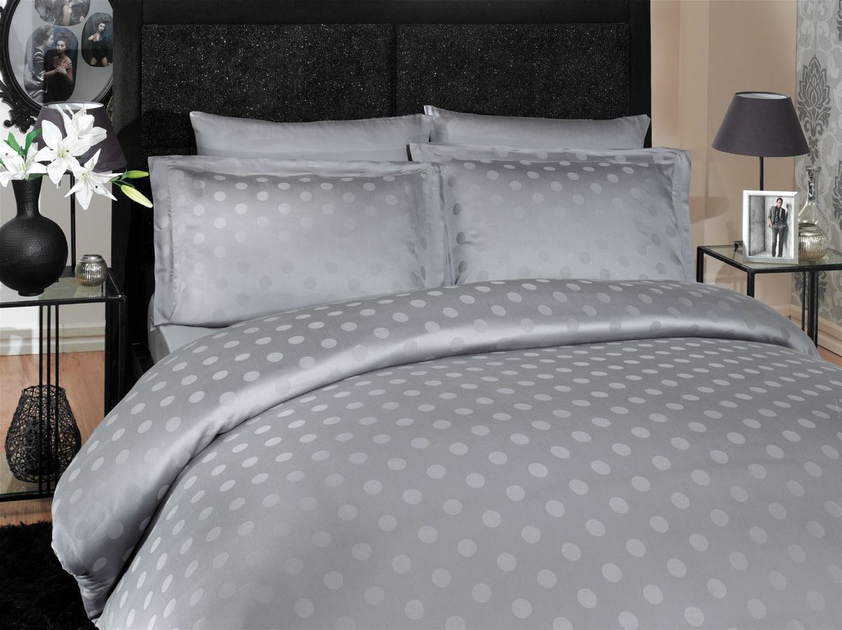 Комплект белья Hobby Home Collection Diamond Spot, евро, наволочки 50x70, 70x70, цвет: серый1501000004 Комплект белья Hobby Home Collection Diamond Spot, евро, наволочки 50x70, 70x70, цвет: серый1501000004Комплект белья Hobby Home Collection состоит из простыни, пододеяльника и 4 наволочек. Белье выполнено из бамбуковой пряжи - мягкого и легкого материала с приятным блеском. Хорошо пропускает влагу. По тонкости и белизне бамбук напоминает классическую вискозу, а также обладает высокой прочностью. К тому же в противовес другим натуральным тканям, он практически не меняется и не электризуется. Даже после пятидесяти стирок, ткань остается антибактериальной. Постельное белье из такой ткани идеально подходит для аллергиков и детей, поскольку не вызывает аллергии. Есть еще одно свойство бамбука - он полезен для кожи благодаря содержащимся в бамбуке аминокислотам.