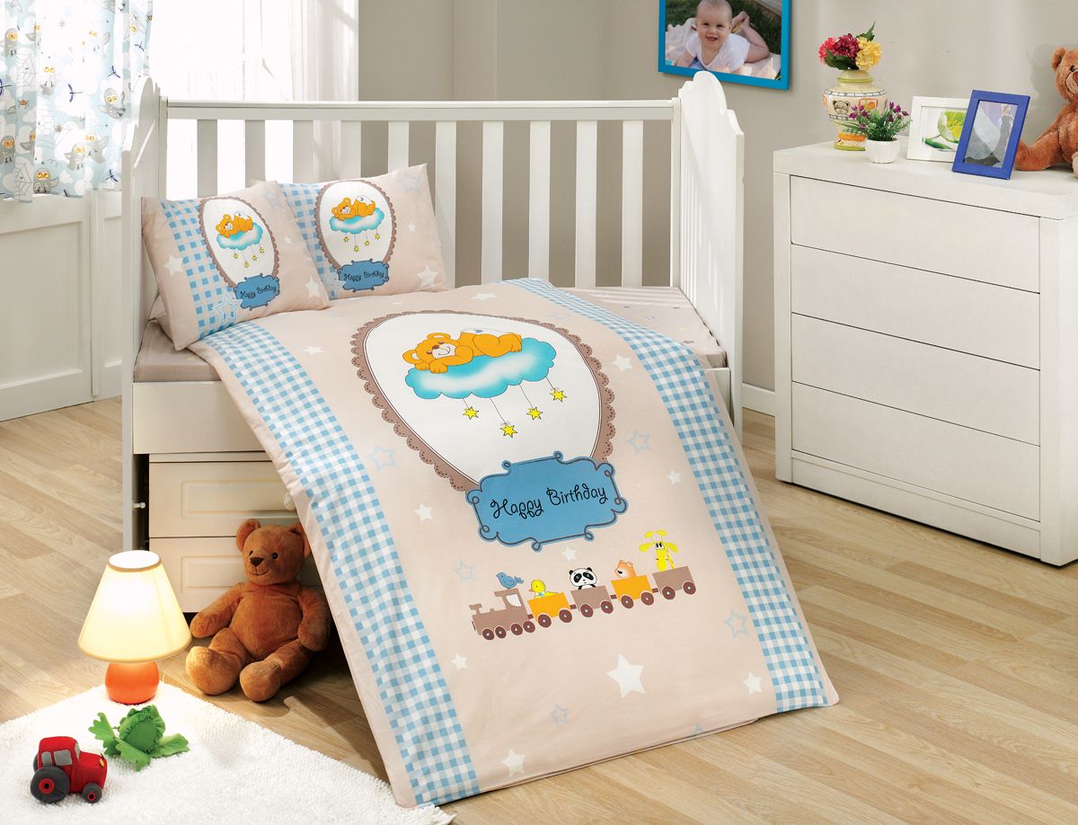 Комплект белья Hobby Home Collection Bambam, детский, наволочки 35x45, цвет: синий1501000006 Комплект белья Hobby Home Collection Bambam, детский, наволочки 35x45, цвет: синий1501000006Пододеяльник 1шт - 100x150 см. Простыня 1 шт - 100x150 см. Наволочка 2 шт - 35x45 см. Наволочка 1 шт - 40х60 см. По легенде этот материал впервые произвели во французской резиденции Папы Римского, городе Авиньон. За это ткань назвали поплином, что означает папский. По своим характеристикам она напоминает бязь, однако, на ощупь гораздо более мягкая и гладкая. Прекрасные потребительские качества обеспечили поплину популярность у розничного покупателя: ткань не выцветает и не мнется, ее можно не гладить вообще; не линяет и не деформируется при стирке до сорока градусов; на сто процентов состоит из натуральных хлопковых волокон;