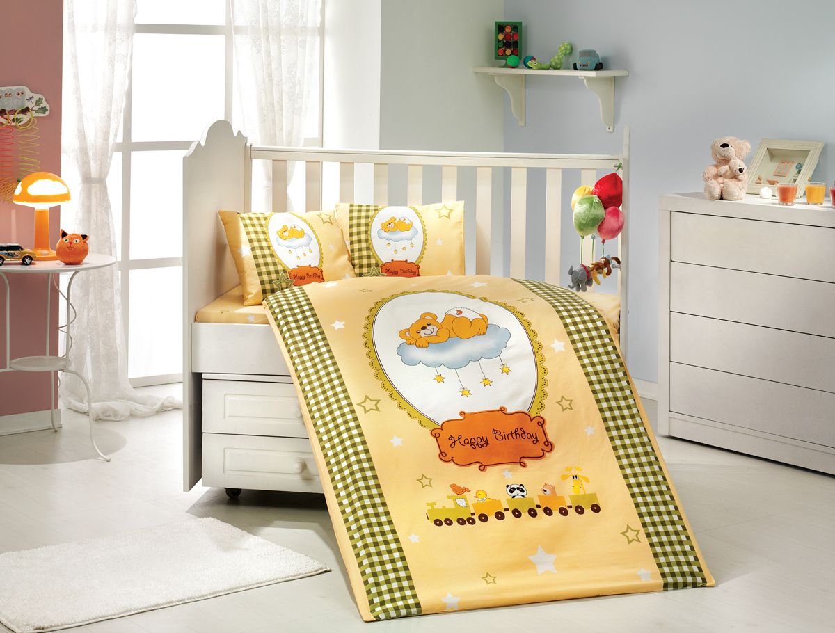 Комплект белья Hobby Home Collection Bambam, детский, наволочки 35x45, цвет: желтый1501000008 Комплект белья Hobby Home Collection Bambam, детский, наволочки 35x45, цвет: желтый1501000008Пододеяльник 1шт - 100x150 см. Простыня 1 шт - 100x150 см. Наволочка 2 шт - 35x45 см. Наволочка 1 шт - 40х60 см. По легенде этот материал впервые произвели во французской резиденции Папы Римского, городе Авиньон. За это ткань назвали поплином, что означает папский. По своим характеристикам она напоминает бязь, однако, на ощупь гораздо более мягкая и гладкая. Прекрасные потребительские качества обеспечили поплину популярность у розничного покупателя: ткань не выцветает и не мнется, ее можно не гладить вообще; не линяет и не деформируется при стирке до сорока градусов; на сто процентов состоит из натуральных хлопковых волокон;