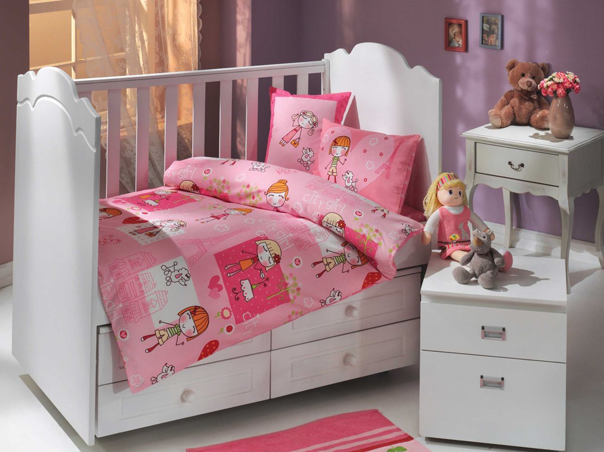 Комплект белья Hobby Home Collection City Girl, детский, наволочки 35x45, цвет: розовый1501000010 Комплект белья Hobby Home Collection City Girl, детский, наволочки 35x45, цвет: розовый1501000010Пододеяльник 1шт - 100x150 см. Простыня 1 шт - 100x150 см. Наволочка 2 шт - 35x45 см. Наволочка 1 шт - 40х60 см. По легенде этот материал впервые произвели во французской резиденции Папы Римского, городе Авиньон. За это ткань назвали поплином, что означает папский. По своим характеристикам она напоминает бязь, однако, на ощупь гораздо более мягкая и гладкая. Прекрасные потребительские качества обеспечили поплину популярность у розничного покупателя: ткань не выцветает и не мнется, ее можно не гладить вообще; не линяет и не деформируется при стирке до сорока градусов; на сто процентов состоит из натуральных хлопковых волокон;